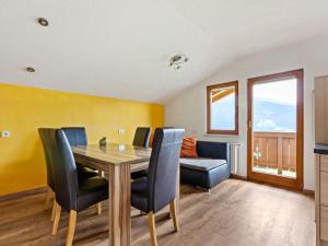 平茨高谷地霍勒尔斯巴赫Sunlit Apartment near Ski Area in Hollersbach im Pinzgau的一间带桌椅的用餐室
