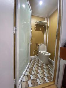 Bạc LiêuMotel Nhật Quang(HẢO BÙI)的一间带卫生间和玻璃淋浴间的浴室