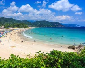 FutoIzu One Club - Vacation STAY 20411v的水面上有很多人的海滩