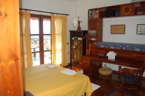 普拉Villa delle torri的一间卧室配有桌子、床和窗户