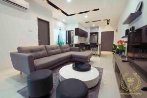 古晋Princeton Suite @Kuching Airport的客厅配有沙发和桌椅