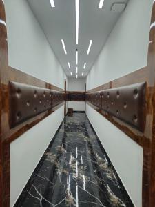 加济阿巴德wooden suits的走廊上设有黑色大理石地板和棕色栏杆
