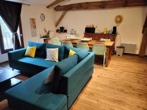 Sabresl'Airial de Nahouns的客厅配有蓝色的沙发和桌子