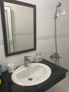 Cao LãnhKhách sạn Tường Minh的一间带水槽和镜子的浴室
