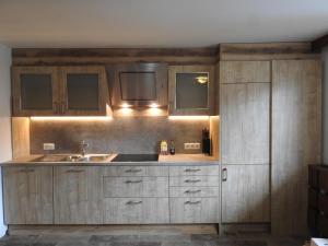 菲根Beautiful holiday home in a stunning location with sauna的一个带木制橱柜和水槽的厨房