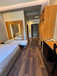 都拉斯Olivia's Hill Resort的酒店客房配有两张床和一张书桌