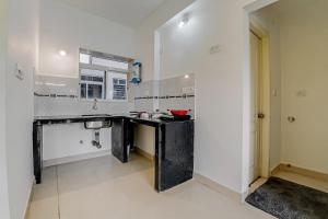 多纳保拉OYO Home Hotel Sea Prince Suites的一个带水槽和镜子的大厨房