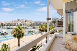 比雷埃夫斯Athens Luxury Getaway - Pasalimani City Oasis的享有码头景致的阳台