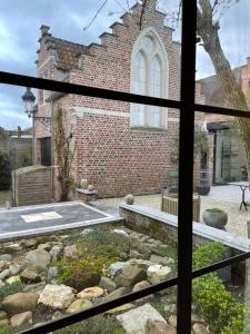 贝弗伦B&b kleinen bosch的从窗口可欣赏到砖砌建筑的景色