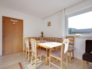 平茨高谷地霍勒尔斯巴赫Upscale Apartment in Salzburg with terrace and country views的一间带桌椅的用餐室