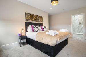 伍斯特WhiskAwayStays - Victoria House - Apartment 6的一间卧室配有一张大床和黑色床头板