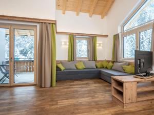 萨尔巴赫Luxury Chalet in Saalbach Hinterglemm with Sauna的带沙发和电视的客厅