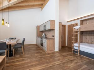 萨尔巴赫Luxury Chalet in Saalbach Hinterglemm with Sauna的小型公寓 - 带双层床和餐桌