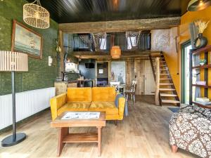 卡兰茨奥赫Quaint Bungalow in Callantsoog with Garden的客厅配有沙发和桌子