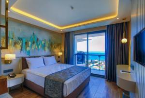 安塔利亚SEAPHORIA BEACH HOTEL & Spa - by Mir'Amor-Ultra All Inclusive的酒店客房设有一张床和一个大窗户