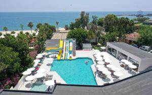 安塔利亚SEAPHORIA BEACH HOTEL & Spa - by Mir'Amor-Ultra All Inclusive的享有带水滑梯的游泳池的上方景色