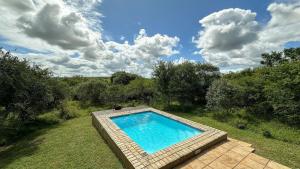赫卢赫卢韦Zululand Lodge的庭院中间的游泳池