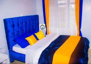 OthayaOthaya Hideout的卧室内的一张带黄色枕头的蓝色床