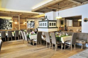 多弗加斯坦Hotel Gasthof Walcher的用餐室配有绿色的桌椅
