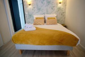 凯恩City Affaire : Hotel de Ville的一间卧室配有一张床,上面有两条毛巾