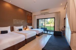 乌隆他尼Blu Monkey Brown House Udonthani的酒店客房设有两张床和一个阳台。