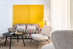 塞维利亚Magno Apartments Almirante Hoyos House的客厅配有沙发和桌椅