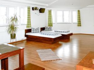 莱比锡Sleepy Lion Hostel & Apartments Leipzig的客厅配有两张沙发和一张桌子
