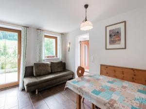 芬德尔斯Spacious Apartment in Fendels amidst Mountains的客厅配有沙发和桌子