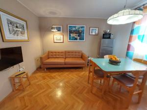 茨雷斯Apartman Solis的客厅配有沙发和桌子