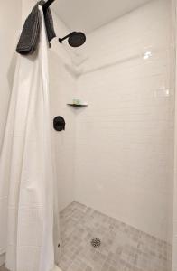 杰克逊维尔Fun Cozy Apts - 1 25 Mile Walk to TIAA Bnk Fld的浴室内配有淋浴帘。