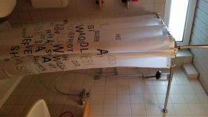 威斯巴登齐默尔弗雷酒店的浴室设有卫生间,墙上写着书写