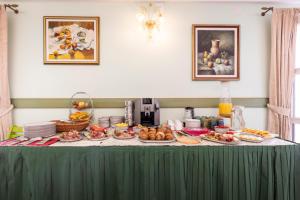 木洛希尼Villa Cassia的一张桌子上放着许多盘子的食物