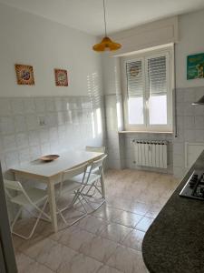 莱里奇Casa di Bianca的一间厨房,里面配有桌椅