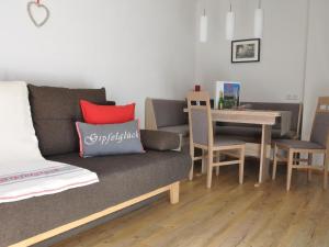 DürnauApartment in Steeg in a beautiful setting的客厅配有沙发和桌子