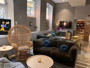厄勒布鲁博根克拉丽奥连锁酒店的客厅配有棕色的沙发和椅子