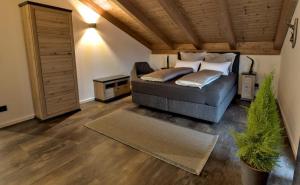 皮丁Ferienwohnung Ahornpark的一间卧室配有带枕头的床