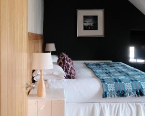 纽波特利兹迈德酒店的一间卧室配有一张带蓝色毯子的床