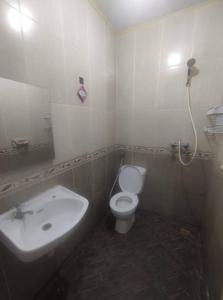 贝克西SPOT ON 93853 Budi Residence 2的浴室配有白色卫生间和盥洗盆。