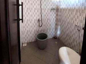 诗都阿佐SPOT ON 93880 Guest House Bu Iin Syariah的角落设有带卫生间的小浴室