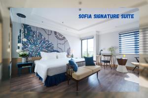 岘港Sofiana My Khe Hotel & Spa的酒店客房 - 带一张床和用餐室