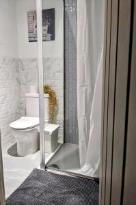 AddingtonPrivate apartment in a big bungalow in Selsdon!的浴室配有淋浴和卫生间。