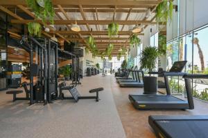 麦纳麦Onyx Arjaan by Rotana的拥有一排跑步机和植物的健身房