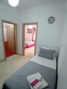 卡萨米尔Villa Sarti的一间卧室配有一张床,床上有毛巾