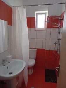 卡萨米尔Villa Sarti的浴室配有白色卫生间和盥洗盆。