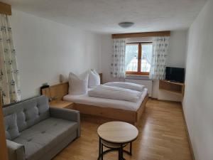 雷特温克尔Zum Eichhof的小房间设有床和沙发
