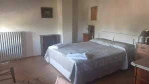 Castion VeroneseIl rovero的一间卧室配有床、桌子和散热器