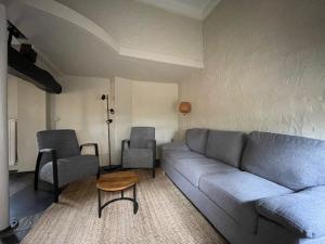 诺尔贝克Vakantiewoningen 'Hoeve de Witte Olifant'的客厅配有沙发和两把椅子