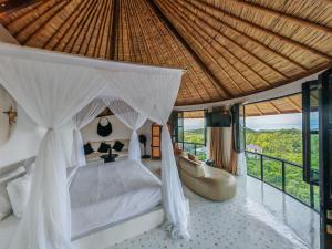 乌干沙Hillstone Luxury Village的一间卧室配有一张带天蓬的床