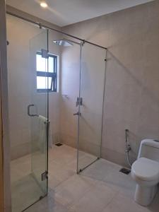 伊斯兰堡Welcome Hotel Islamabad的浴室设有玻璃淋浴间和卫生间