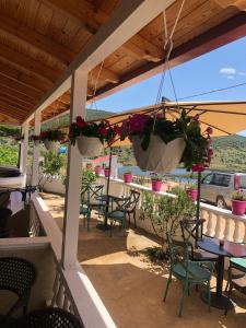 卡萨米尔Villa Sarti的一个带桌椅和盆栽的庭院